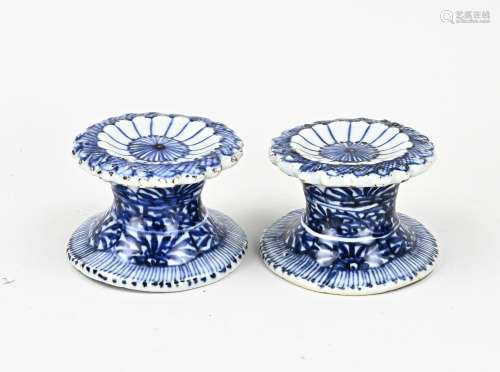 Two Chinese salt cups Ø 8 cm.
