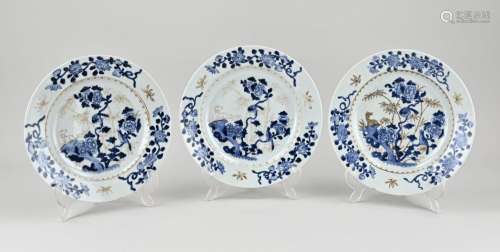 Three 18th century Chinese plates Ø 23.2 cm.