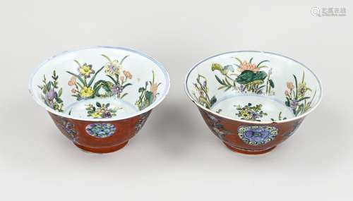 Two 18th century Chinese bowls Ø 15.5 cm.