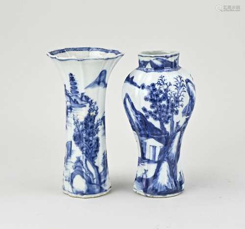 Two Chinese vases, H 17 cm.