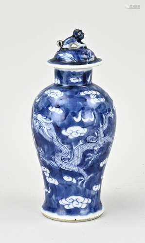 Chinese lidded vase, Ø 18 cm.