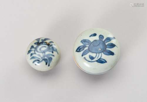 A SET OF TWO SMALL BLUE AND WHITE PORCELAIN BOXES