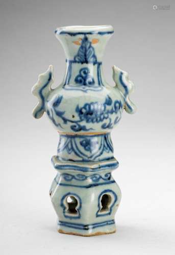 A SMALL BLUE AND WHITE PORCELAIN VASE