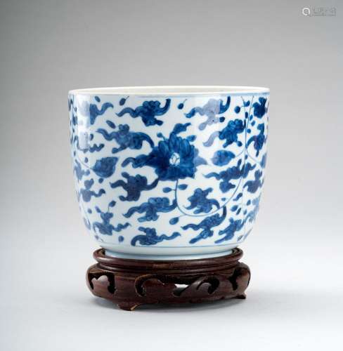 A BLUE AND WHITE PORCELAIN JARDINIERE