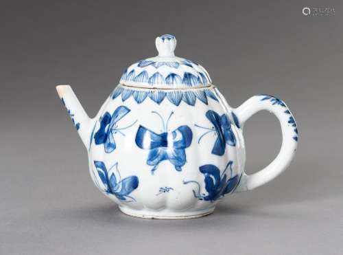 A BLUE AND WHITE \'BUTTERFLIES\' TEAPOT, QING