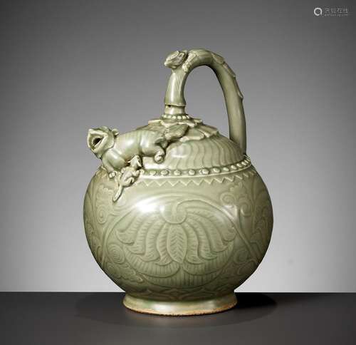 A CELADON GLAZED \'SURPRISE\' EWER WITH A \'LION\' SPOUT, QI...