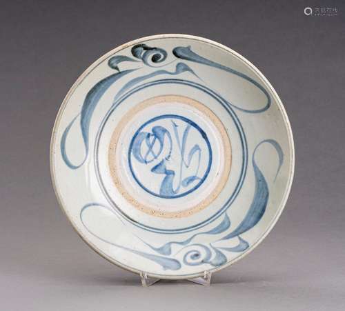 A BLUE AND WHITE PORCELAIN DISH, EARLY QING DYNASTY