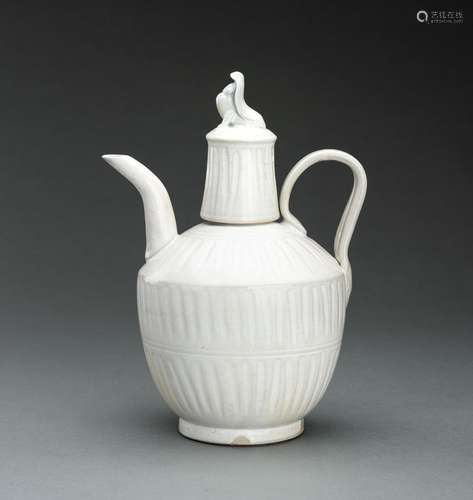 A DING-TYPE WHITE GLAZED CERAMIC EWER, QING