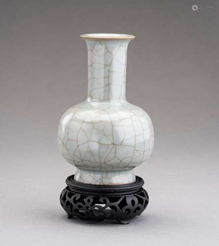 A GUAN-STYLE CELADON GLAZED PORCELAIN BOTTLE VASE, QING DYNA...