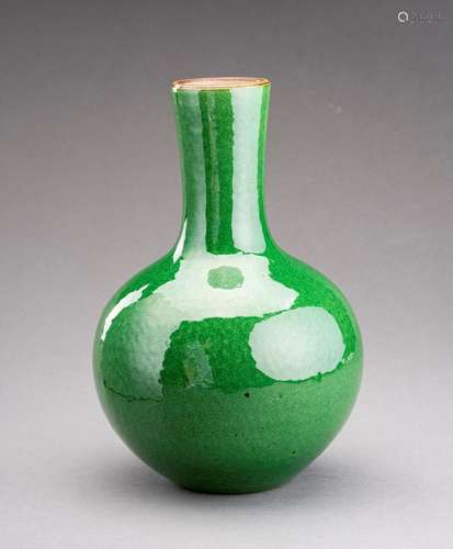 AN APPLE GREEN CRACKLE-GLAZED BOTTLE VASE, TIANQIUPING, QING...