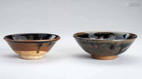 A LOT WITH TWO SONG STYLE BLACK AND BROWN GLAZED BOWLS