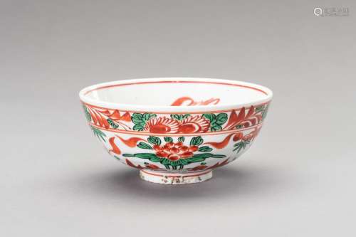 A MING-STYLE SWATOW BOWL, QING DYNASTY