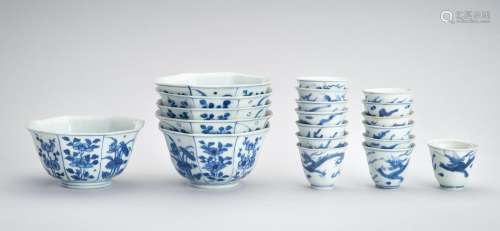 A BLUE AND WHITE PORCELAIN GROUP OF 14 CUPS AND 6 BOWLS, \'H...