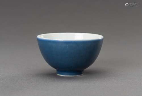 A POWDER BLUE PORCELAIN CUP, 1900s