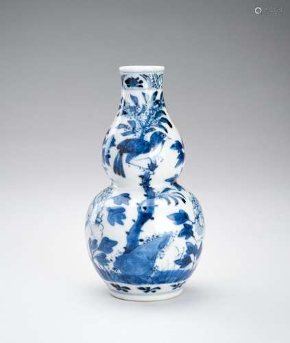 A BLUE AND WHITE DOUBLE GOURD PORCELAIN VASE, 1900s