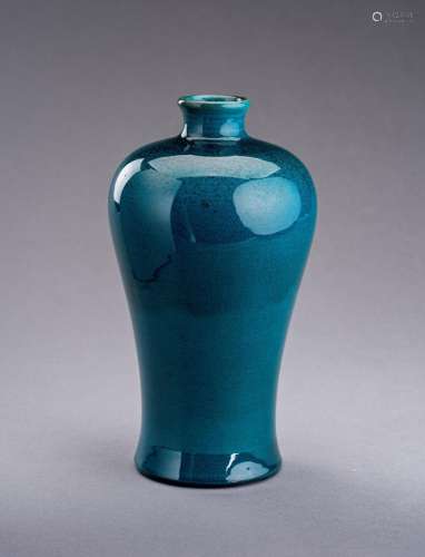 A TURQUOISE CRACKLE-GLAZED PORCELAIN VASE, MEIPING, c. 1920s