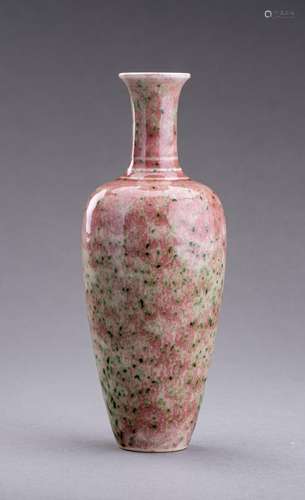 A SMALL PEACHBLOOM GLAZED PORCELAIN AMPHORA, c. 1920s