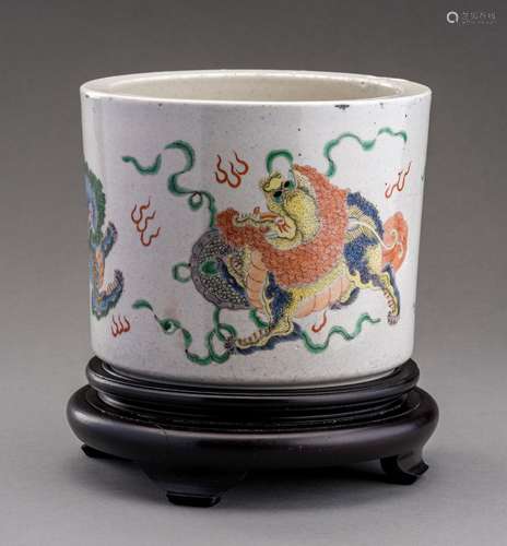 A FAMILLE VERTE \'BUDDHIST LION\' PORCELAIN BRUSHPOT, BITONG...