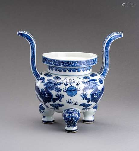 A LARGE BLUE AND WHITE PORCELAIN TRIPOD CENSER, c. 1920s