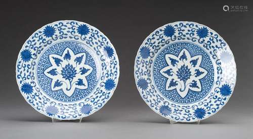 A PAIR OF BLUE AND WHITE FLORAL PORCELAIN DISHES, 1930s