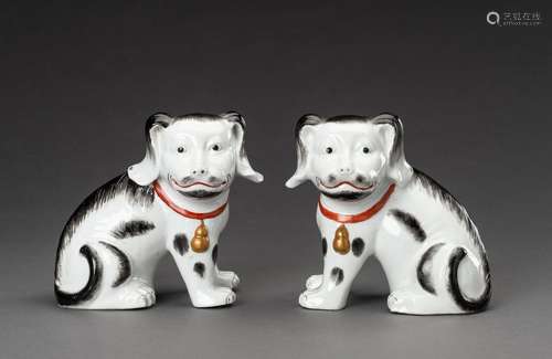 A PAIR OF EXPORT PORCELAIN DOGS, 1920s