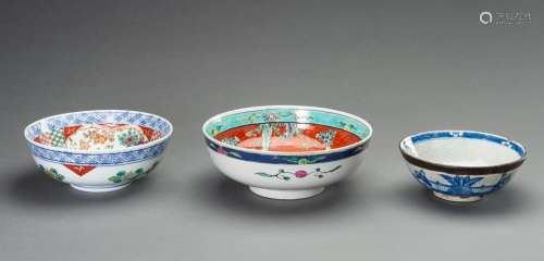 A MIXED LOT WITH THREE PORCELAIN BOWLS