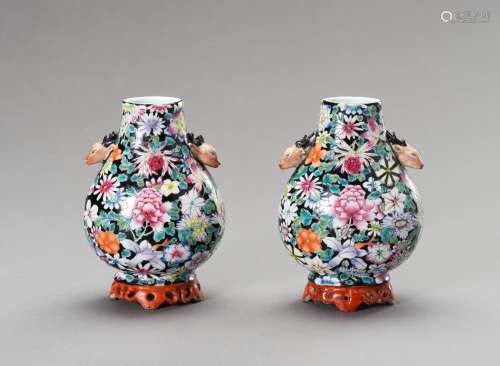 A SMALL PAIR OF \'MILLEFLEUR\' PORCELAIN VASES