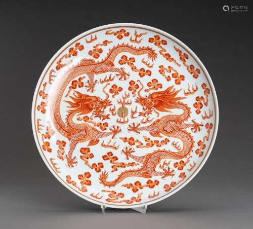 A LARGE IRON-RED \'DRAGONS\' PORCELAIN DISH