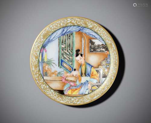 † A GILT-DECORATED FAMILLE ROSE DISH 鎏金粉彩開光人物小碟