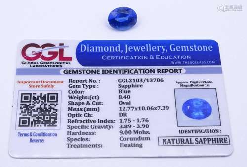 BLAUER SAPHIR IM OVALSCHLIFF, 8,4 CT., BEHANDELT, MIT ZERTIF...