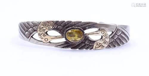 SILBER + GOLD ARMSPANGE MIT KRANICHEN, MITTIG EIN OVAL FACC....