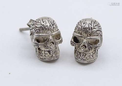 OHRSTECKER IN TOTENKOPFFORM, 925ER-SILBER