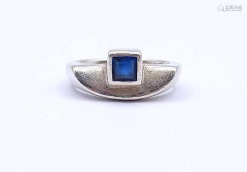 925ER SILBER RING MIT EINEM BLAUEN FARBSTEIN, 7,7G., RG 62