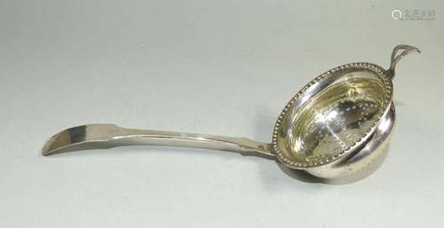 1 BIEDERMEIER TEESIEB, UM 1850, -750- SILBER