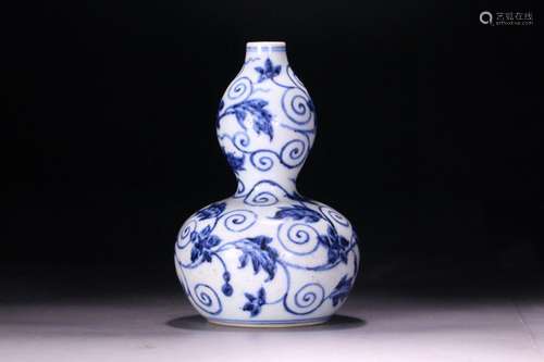 Blue and white twisted gourd bottle