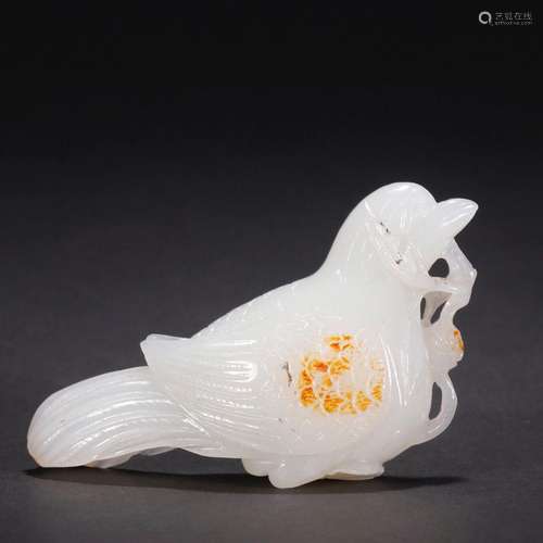 Carved magpie made of jade seed