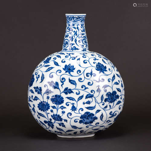 A BLUE AND WHITE FLORAL MOONFLASK