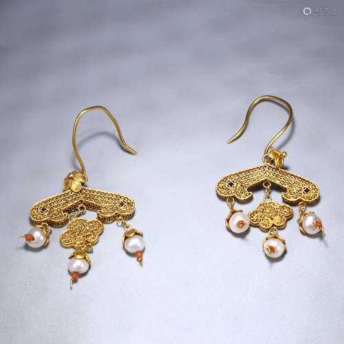 A PAIR OF CHINESE GOLD EARRINGS