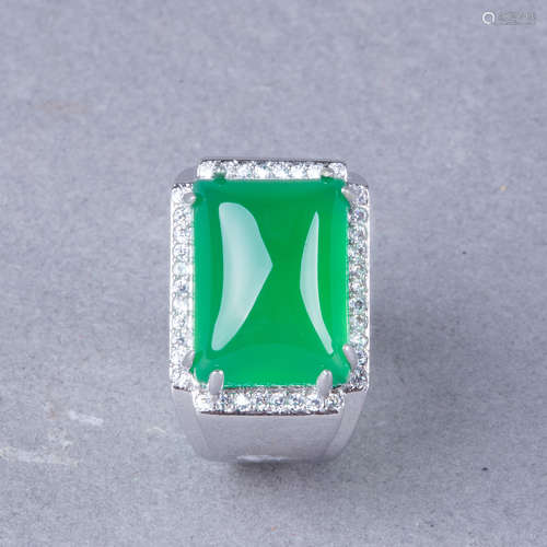 A RECTANGULAR JADEITE RING