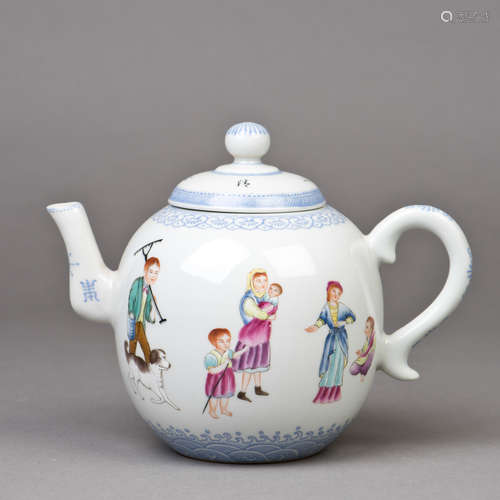 A FAMILLE ROSE PORCELAIN TEAPOT