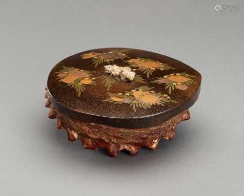 A UNIQUE AWABI SHELL WITH LACQUERED COVER