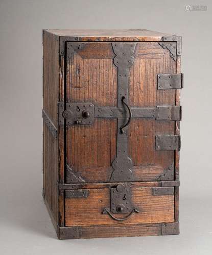 A WOODEN TANSU CHEST WITH 5 DRAWERS, EDO