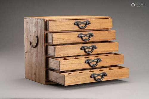 A WOODEN JAPANESE STORAGE BOX WITH 5 DRAWERS