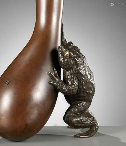 † ISHIDA KAZUMASA: A FINE BRONZE \'TOAD AND HYOTAN\' VASE