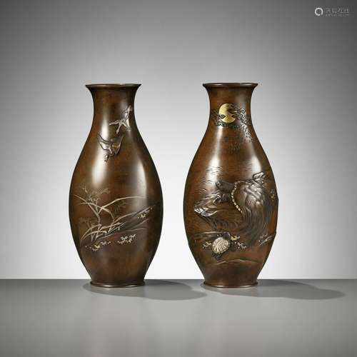 † CHOMIN: A SUPERB PAIR OF INLAID BRONZE VASES WITH MINOGAME...