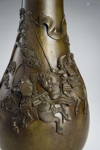 A BRONZE VASE DEPICTING TWO SAMURAI ON HORSEBACK, MEIJI PERI...