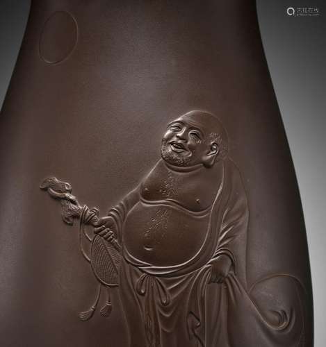 † TANETOSHI: A FINE BRONZE VASE DEPICTING HOTEI GAZING AT TH...