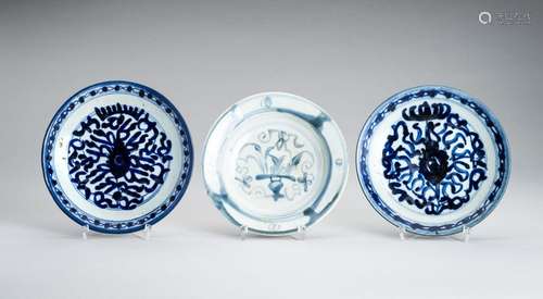 A LOT WITH THREE BLUE AND WHITE PORCELAIN DISHES, EDO