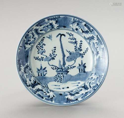 † A \'KRAAK\' STYLE BLUE AND WHITE PORCELAIN DISH