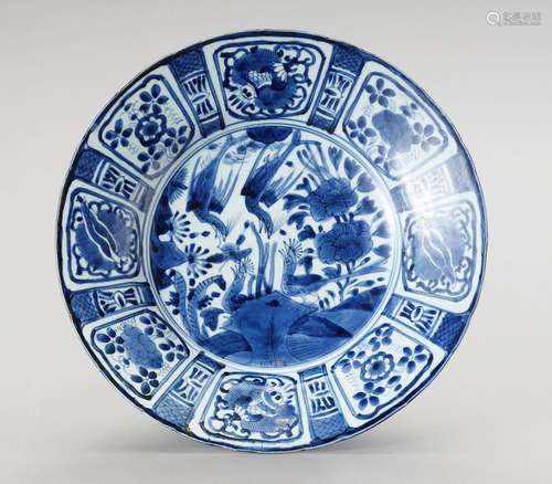 † A BLUE AND WHITE PORCELAIN DISH